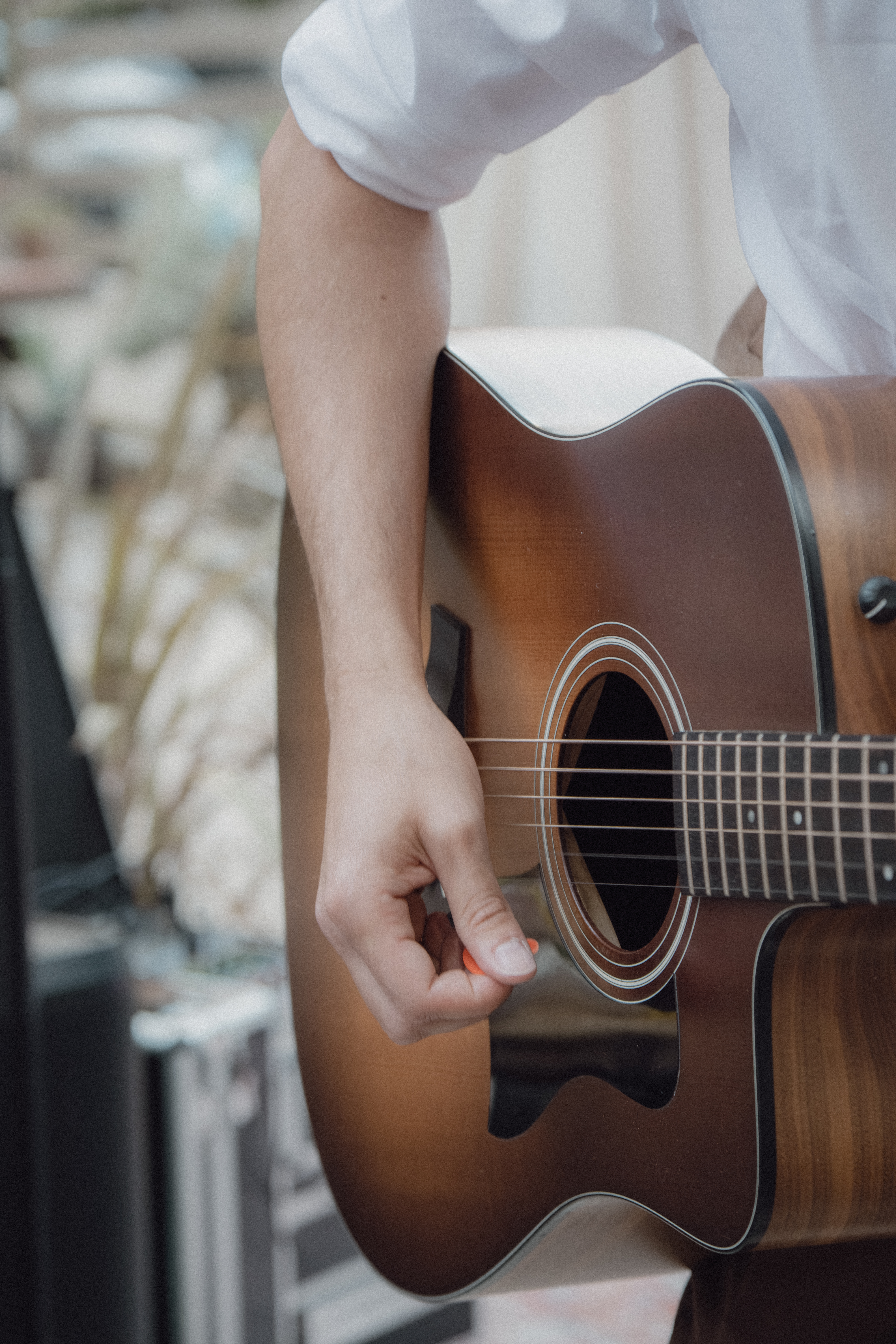 Installation duo acoustique pour cocktail de mariage en extérieur