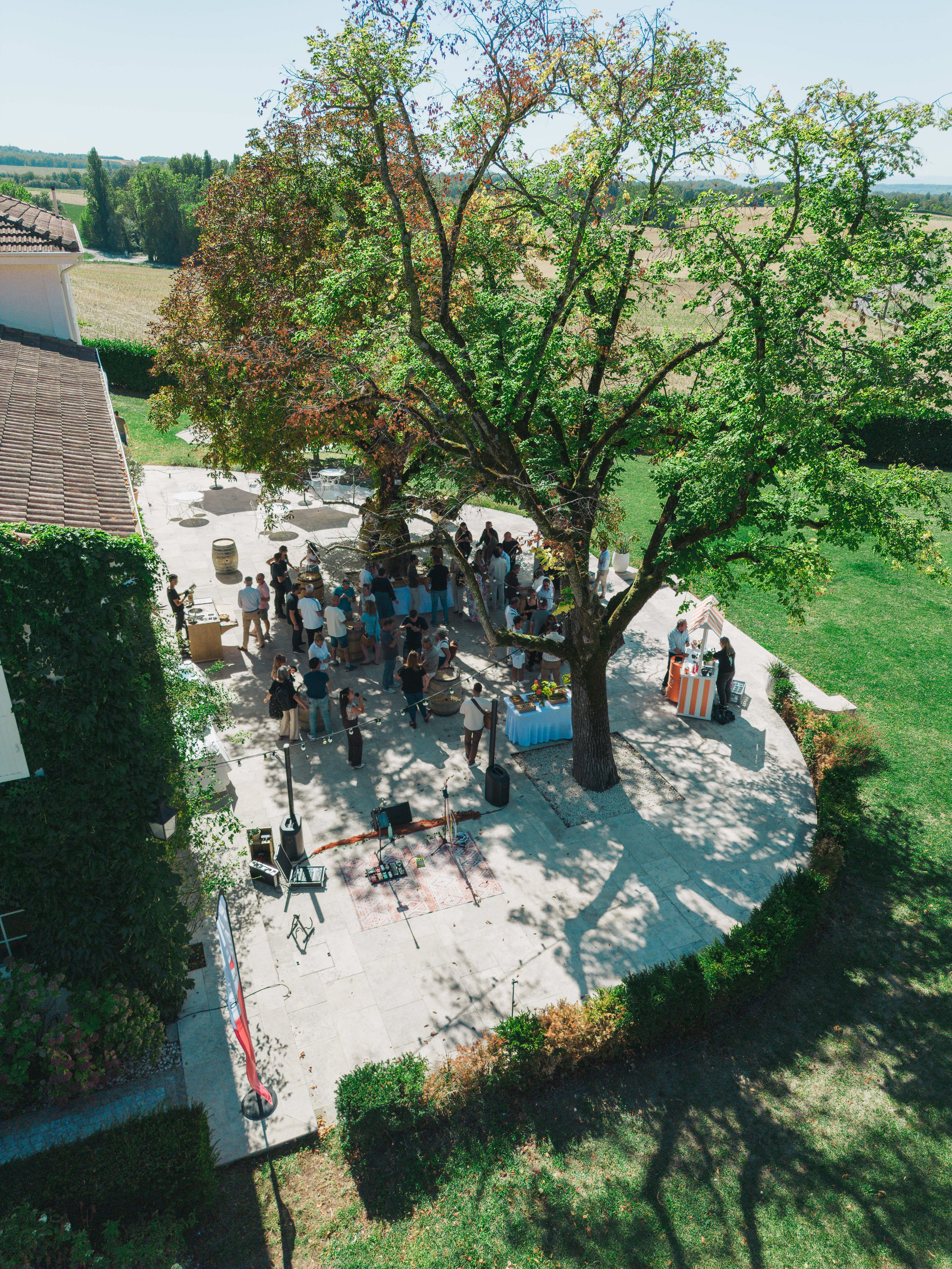 Vue aérienne d'une réception au Domaine de Bonaveau