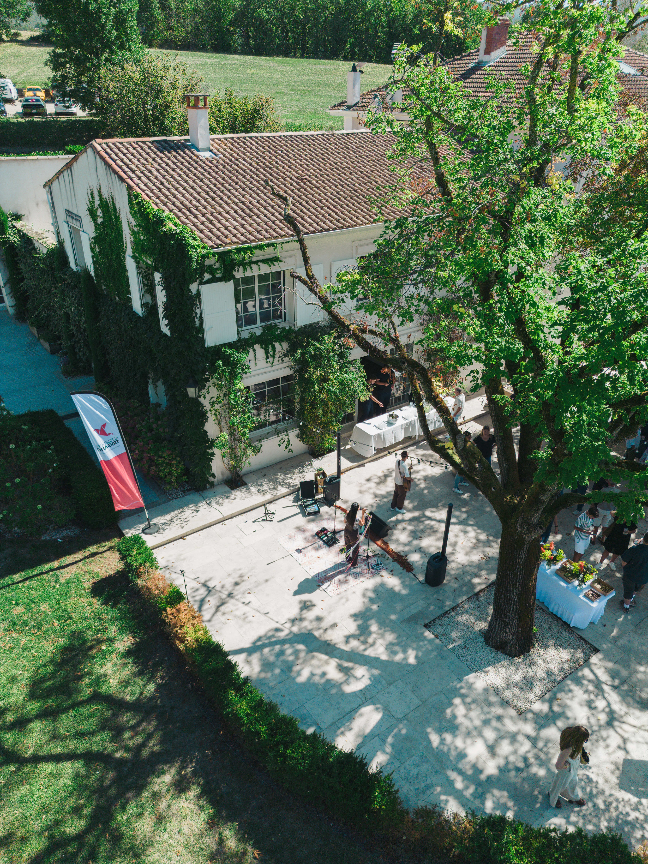 Le parc et les terrasses du Domaine de Bonaveau vus du ciel