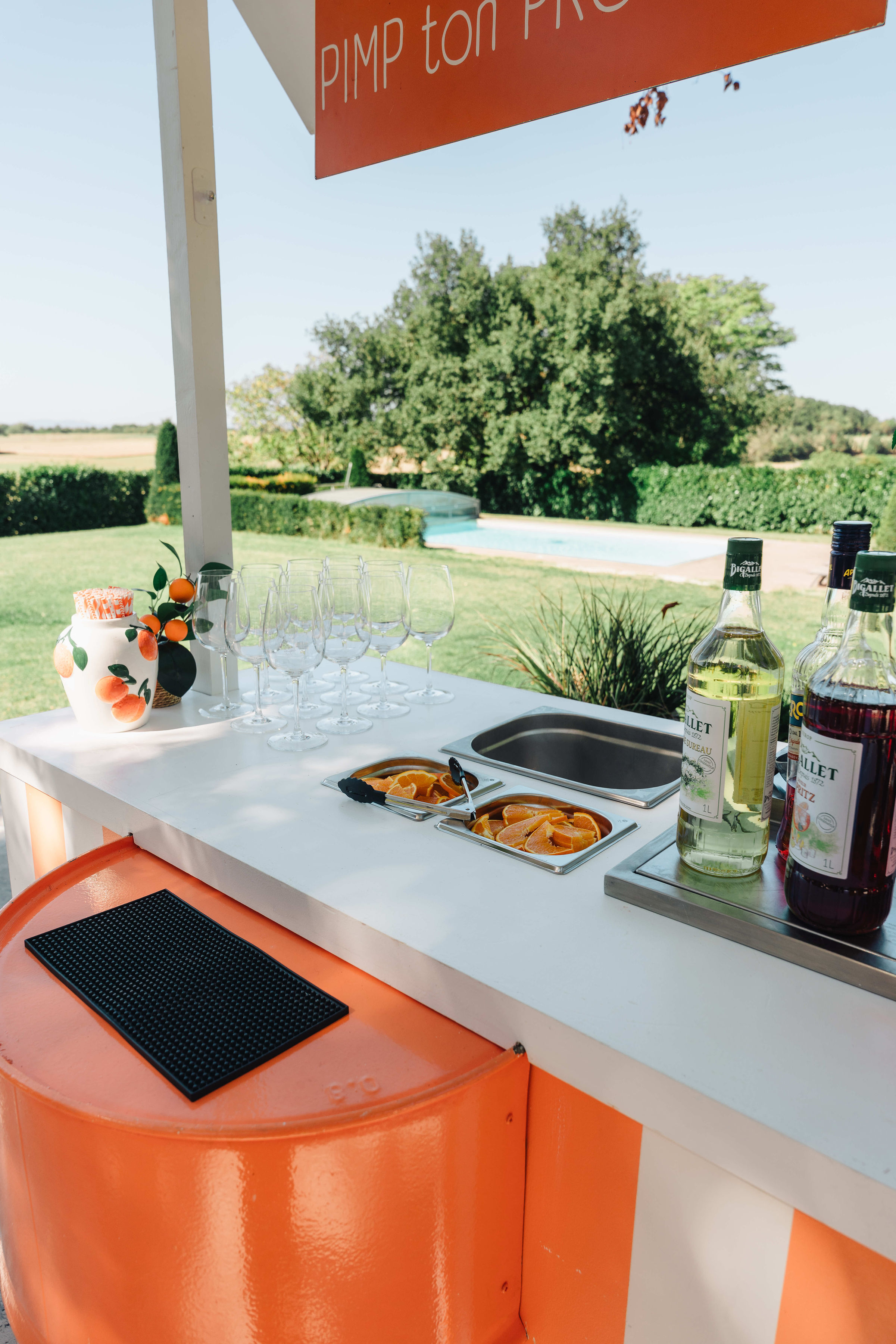 Cocktail près de la piscine du Domaine de Bonaveau