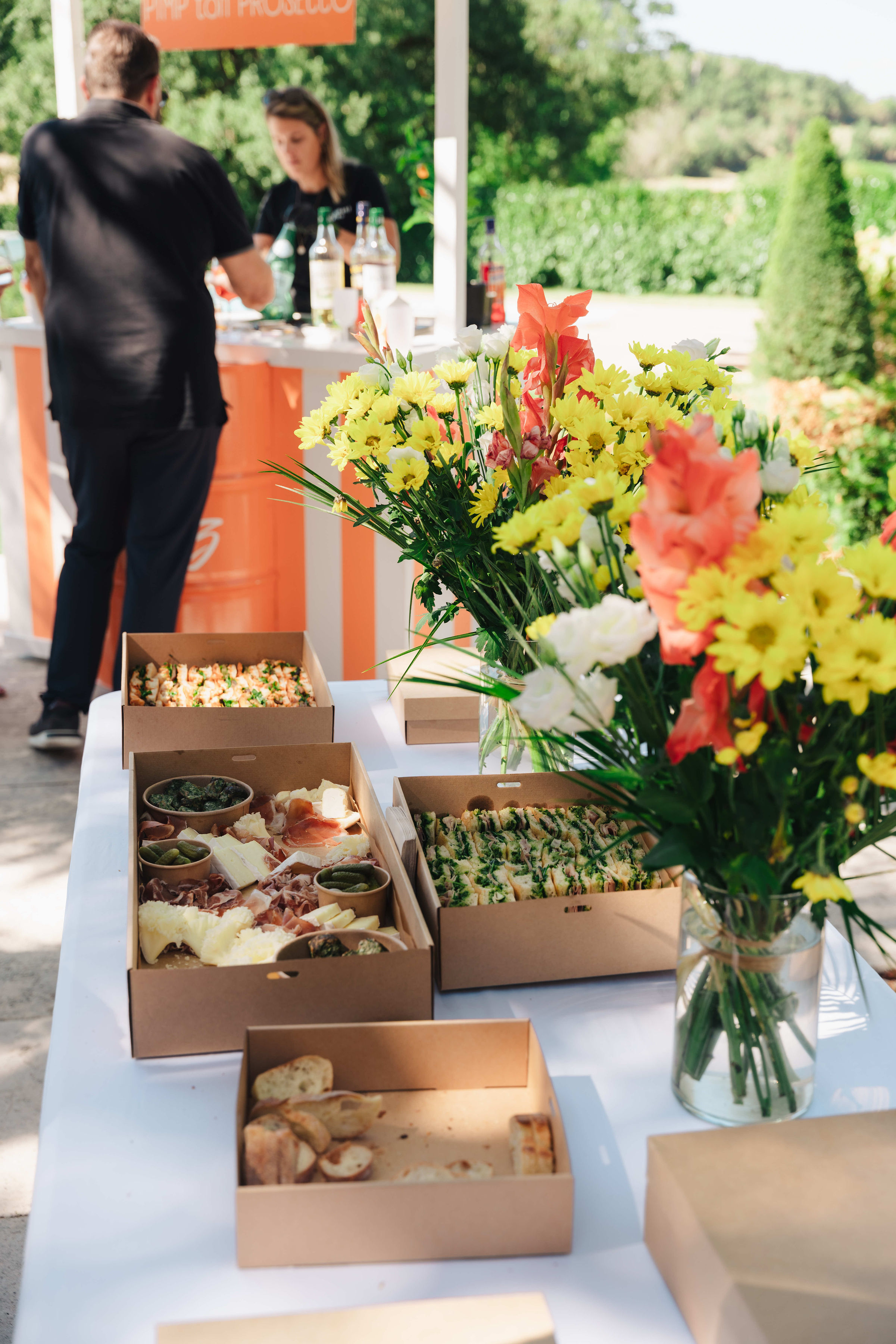 Invités réunis dans le parc du Domaine de Bonaveau