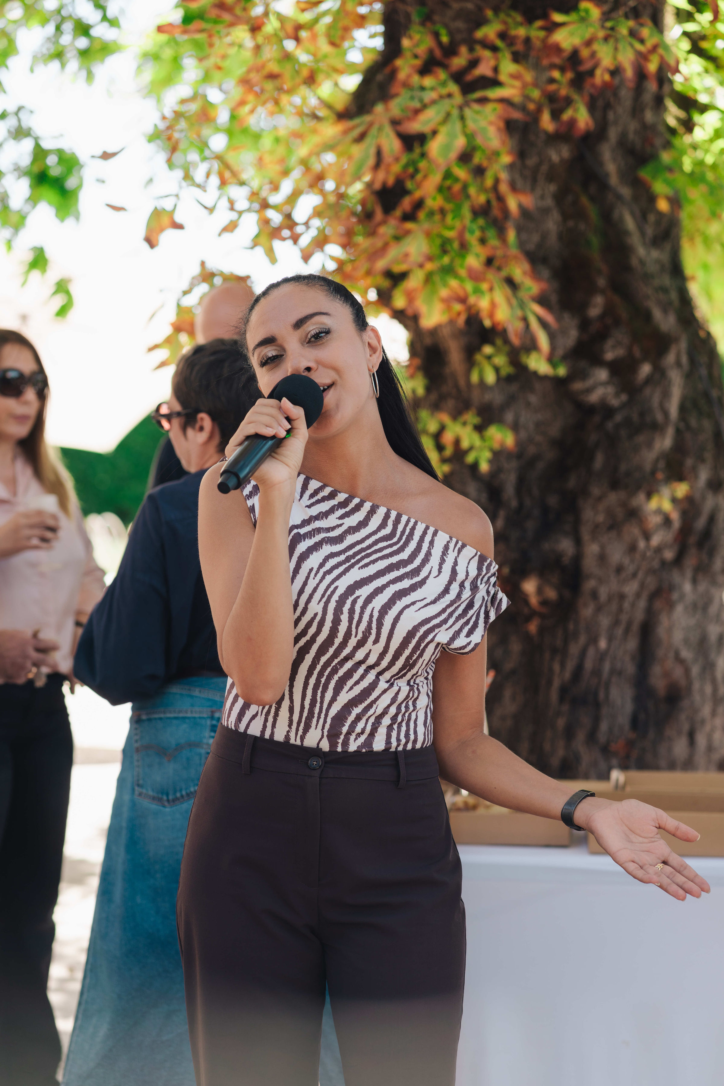 Wadia chante lors d'un événement au Domaine de Bonaveau