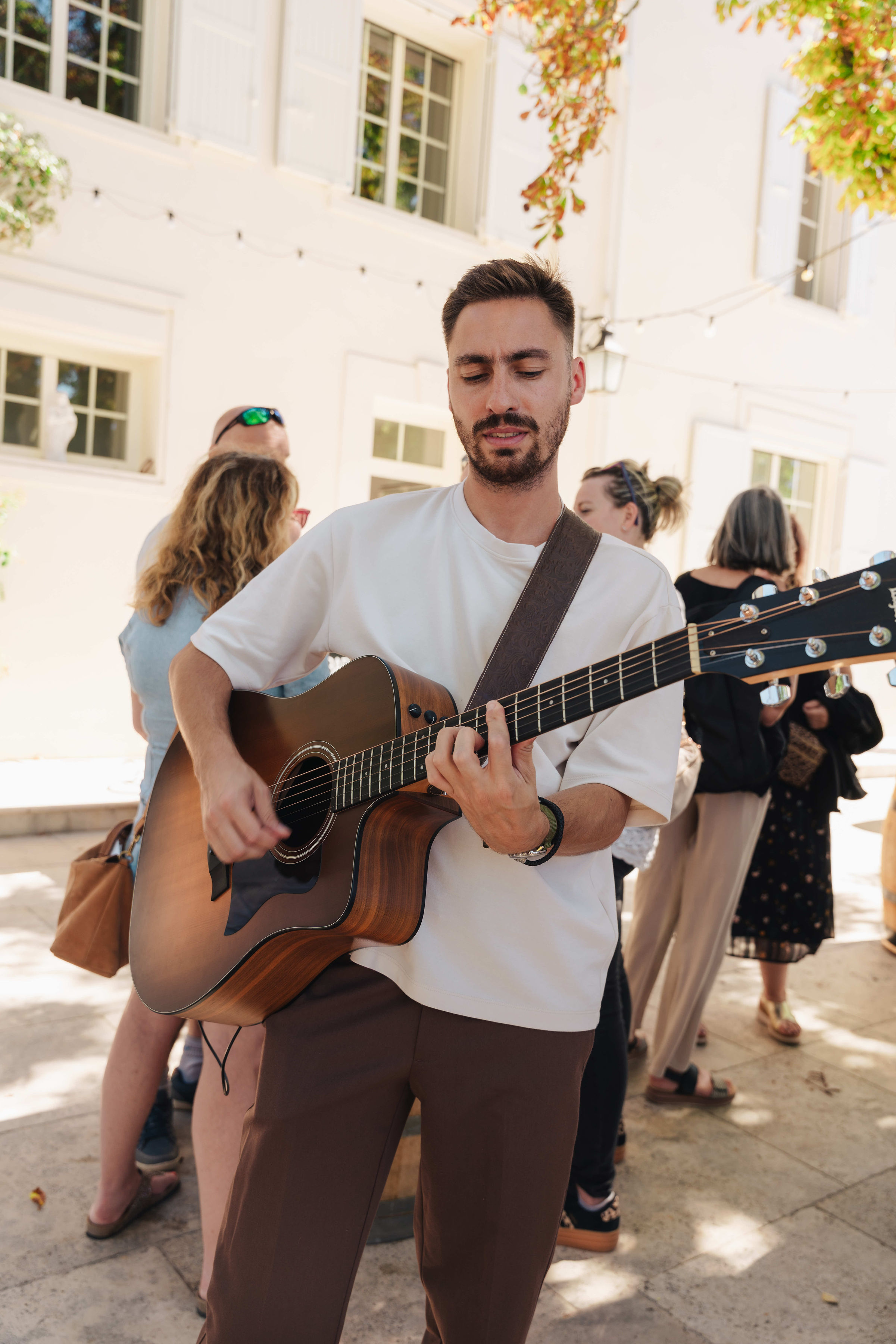 Romain joue de la guitare au milieu des invités à Bonaveau